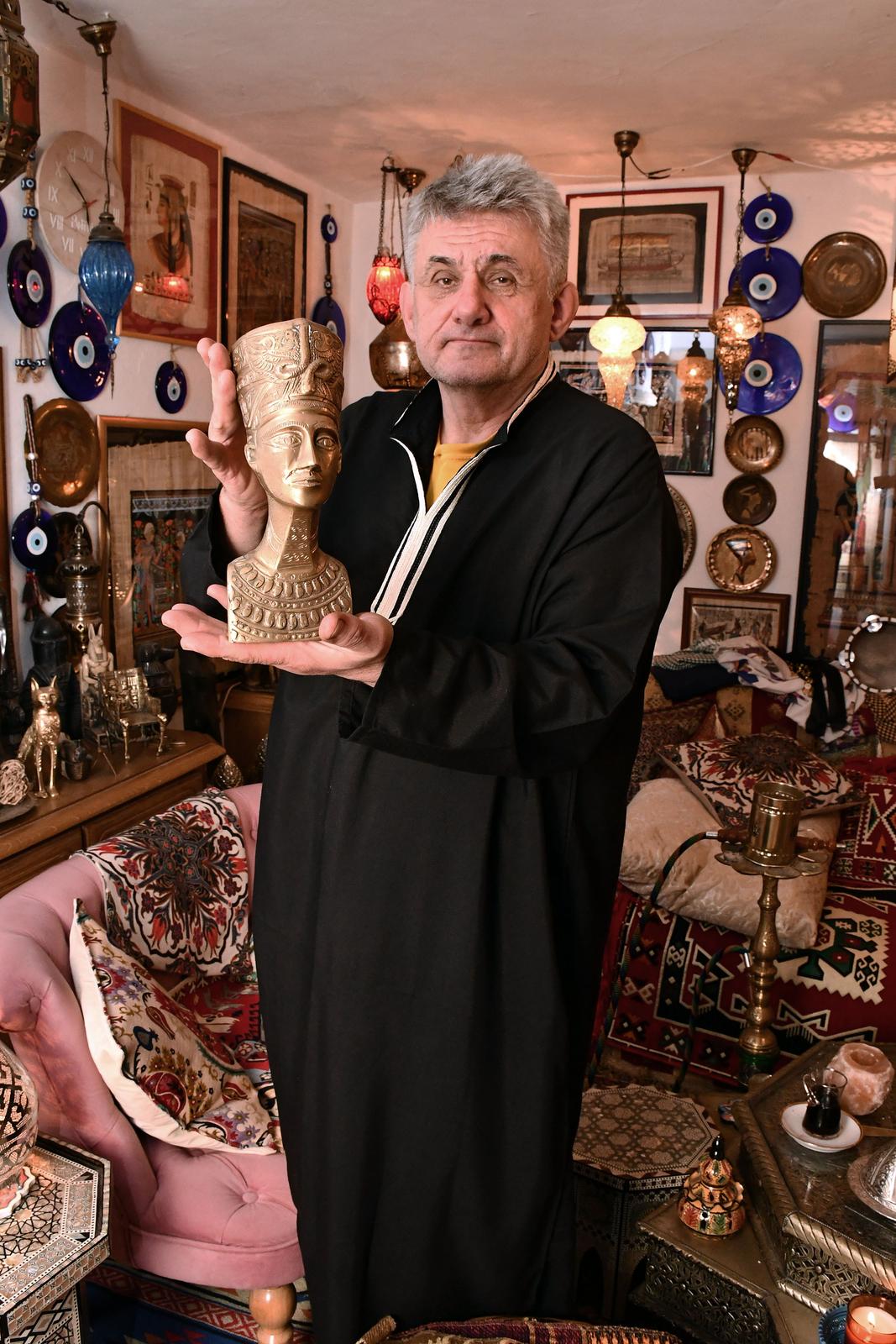 Brođanin Stanislav Hudi živi u kući koju je uredio u egipatskom stilu Brođanin Stanislav Hudi živi u kući koju je uredio u egipatskom stilu