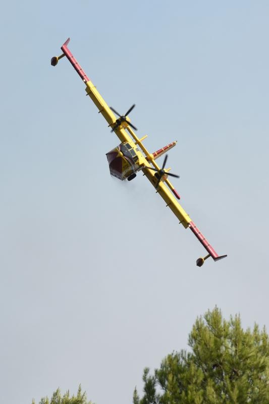 Kanaderi i air tractori gasili požar u blizini dikljanskih kuća i vikendica Kanaderi i air tractori gasili požar u blizini dikljanskih kuća i vikendica