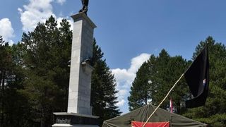 Ugljan: Kod spomenika borcima palim u NOB-u HASP podigao šator