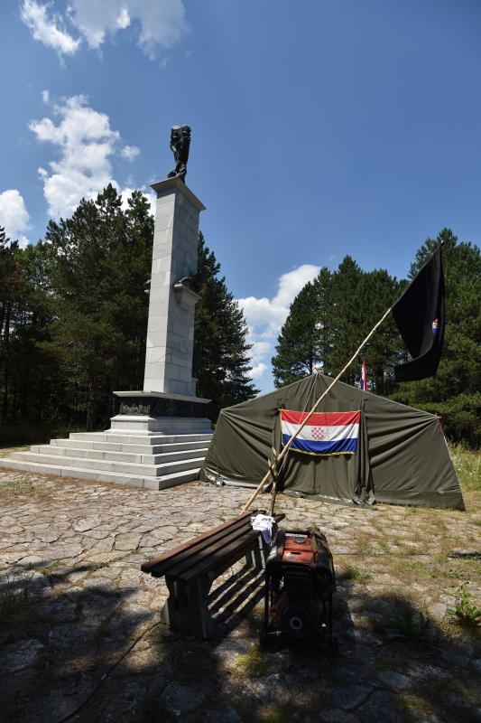 Ugljan: Kod spomenika borcima palim u NOB-u HASP podigao šator