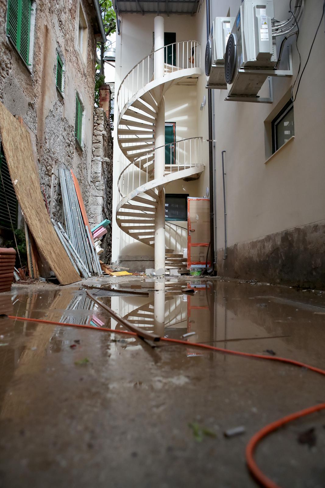 Obrovac: Poplava se polako povlači, stanovnici spašavaju stvari iz domova