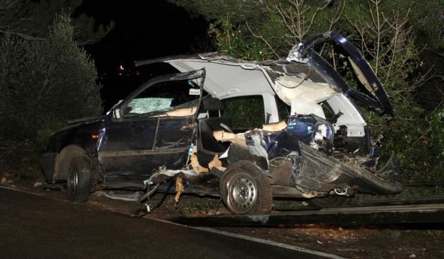 Kupari, Zupa dubrovacka – Na predjelu Misici, na drzavnoj cesti D-8 odnosno na Jadranskoj magistrali nedaleko Kupara nocas je oko 22,40 sati doslo do teske prometne nesrece, u kojoj su prema potvrdjenim policijskim podacima poginula dva sesnaestogodisnjak