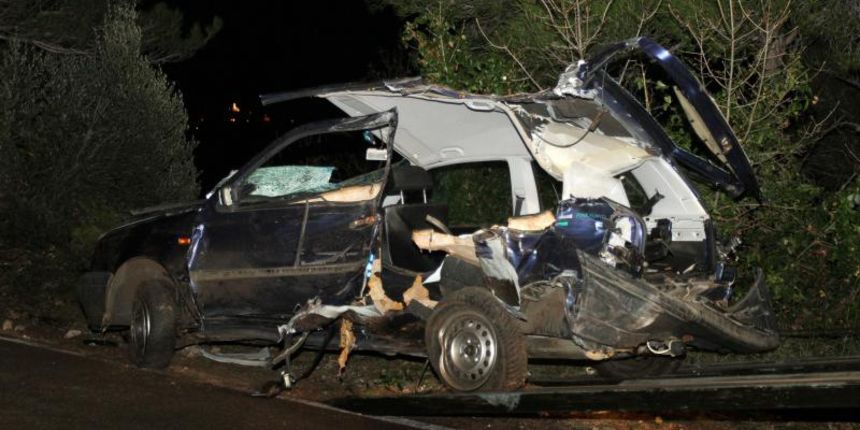 Kupari, Zupa dubrovacka – Na predjelu Misici, na drzavnoj cesti D-8 odnosno na Jadranskoj magistrali nedaleko Kupara nocas je oko 22,40 sati doslo do teske prometne nesrece, u kojoj su prema potvrdjenim policijskim podacima poginula dva sesnaestogodisnjak Kupari, Zupa dubrovacka – Na predjelu Misici, na drzavnoj cesti D-8 odnosno na Jadranskoj magistrali nedaleko Kupara nocas je oko 22,40 sati doslo do teske prometne nesrece, u kojoj su prema potvrdjenim policijskim podacima poginula dva sesnaestogodisnjak