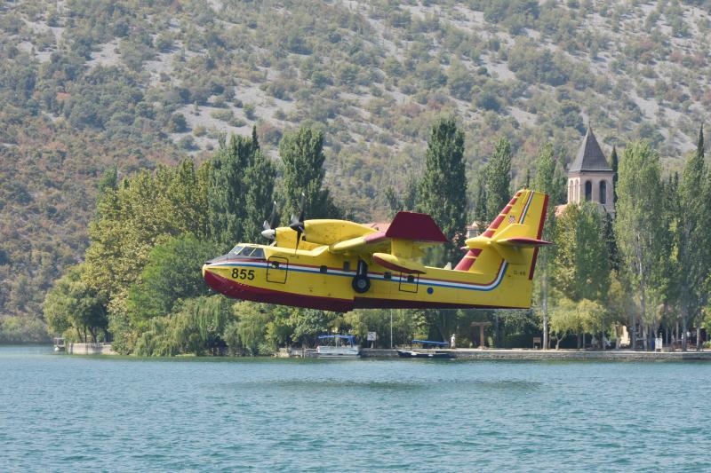 Piloti kanadera oduševljavali spektakularnim uzimanjem vode iz Visovačkog jezera Piloti kanadera oduševljavali spektakularnim uzimanjem vode iz Visovačkog jezera
