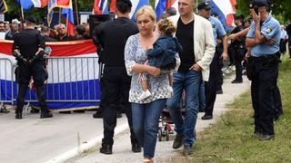 Srb: Uz Thompsonove pjesme prosvjednici ispred interventne policije protiv obljetnice Ustanka, Photo: Dino Stanin/PIXSELL