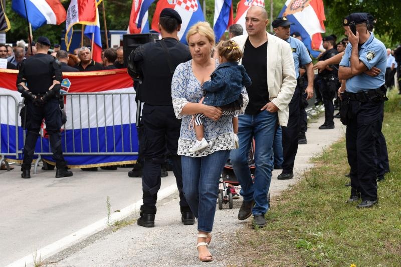 Srb: Uz Thompsonove pjesme prosvjednici ispred interventne policije protiv obljetnice Ustanka, Photo: Dino Stanin/PIXSELL