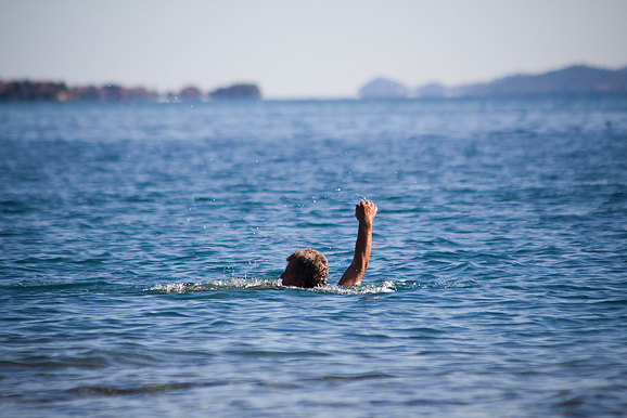 Kupanje na plaži Kolovare 8. listopada (foto:Saša Čuka)
