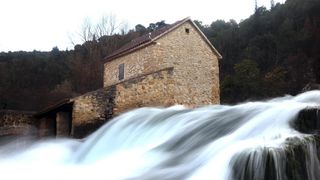Vjetar raznoseći vodenu pjenu i sitne kapljice stvara poseban ugođaj u NP Krka