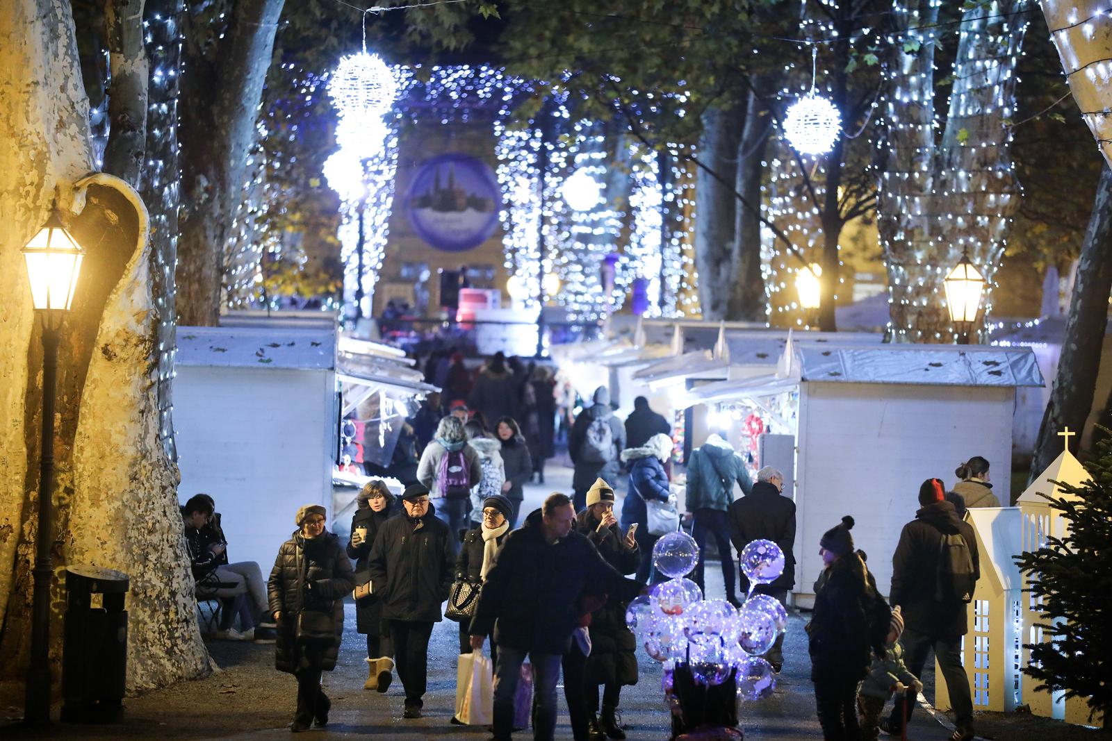 Zagrebački Advent ove godine pun je svjetla i šarenila