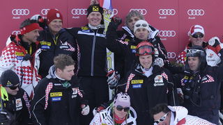 Kitzbuhel, 210111.
Fis Audi World Cup, Svjetski skijaski kup u Kitzbuhelu utrka Super G.
Na slici: Ivica Kostelic pobjednik Super G na postolju sa svim clanovima hrvatske skijaske ekipe.
Foto: Drago Sopta / CROPIX Kitzbuhel, 210111.
Fis Audi World Cup, Svjetski skijaski kup u Kitzbuhelu utrka Super G.
Na slici: Ivica Kostelic pobjednik Super G na postolju sa svim clanovima hrvatske skijaske ekipe.
Foto: Drago Sopta / CROPIX