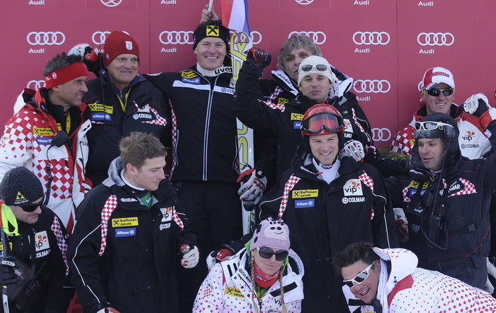 Kitzbuhel, 210111.
Fis Audi World Cup, Svjetski skijaski kup u Kitzbuhelu utrka Super G.
Na slici: Ivica Kostelic pobjednik Super G na postolju sa svim clanovima hrvatske skijaske ekipe.
Foto: Drago Sopta / CROPIX Kitzbuhel, 210111.
Fis Audi World Cup, Svjetski skijaski kup u Kitzbuhelu utrka Super G.
Na slici: Ivica Kostelic pobjednik Super G na postolju sa svim clanovima hrvatske skijaske ekipe.
Foto: Drago Sopta / CROPIX