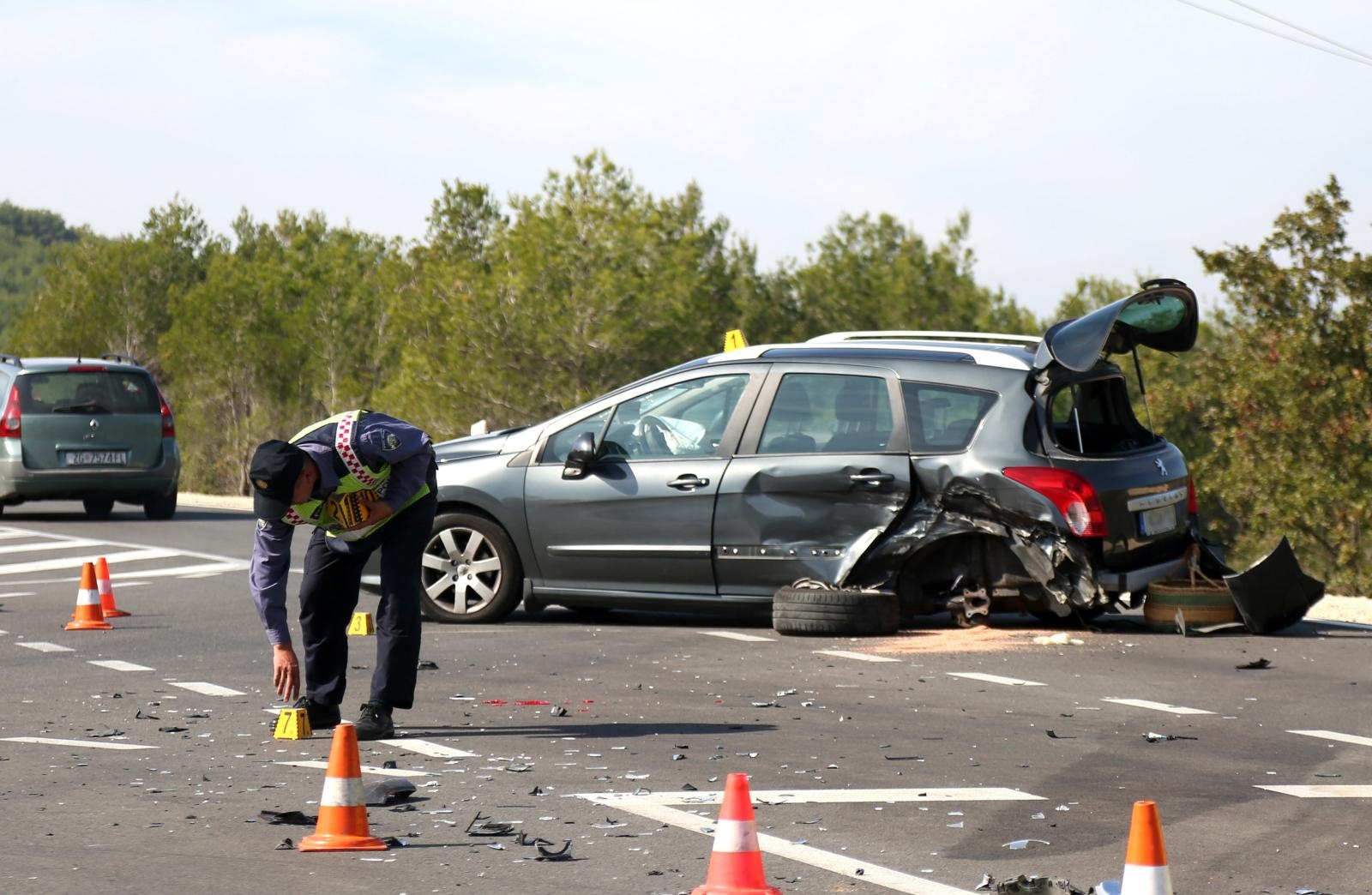 Dvoje ozlijeđenih u sudaru dva automobila na vodičkoj obilaznici, intervenirali i vatrogasci Dvoje ozlijeđenih u sudaru dva automobila na vodičkoj obilaznici, intervenirali i vatrogasci