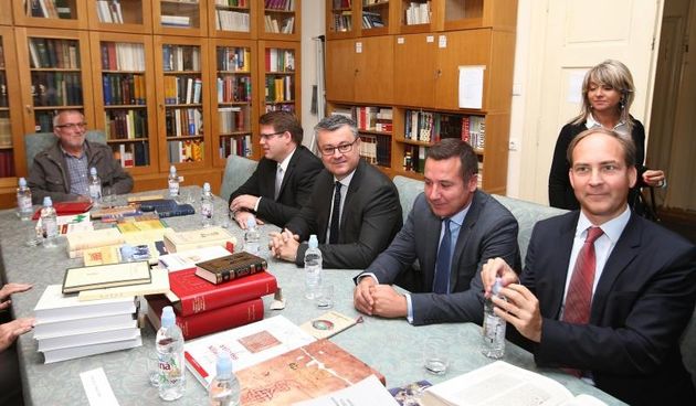 Predsjednik tehnicke Vlade RH Tihomir Oreskovic posjetio je Staroslavenski institut u Demetrovoj ulici na Gornjem gradu gdje su ga djelatnici upoznali s radom Instituta. Photo: Zeljko Lukunic/PIXSELL