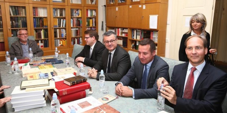 Predsjednik tehnicke Vlade RH Tihomir Oreskovic posjetio je Staroslavenski institut u Demetrovoj ulici na Gornjem gradu gdje su ga djelatnici upoznali s radom Instituta. Photo: Zeljko Lukunic/PIXSELL Predsjednik tehnicke Vlade RH Tihomir Oreskovic posjetio je Staroslavenski institut u Demetrovoj ulici na Gornjem gradu gdje su ga djelatnici upoznali s radom Instituta. Photo: Zeljko Lukunic/PIXSELL