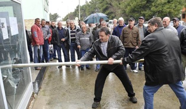 Radnici Salonita zauzeli tvornicu (foto: Joško Ponos / CROPIX)