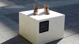 Brončane tenisice Dražena Petrovića postavljene na istoimeni šibenski trg, Foto: Duško Jaramaz/PIXSELL