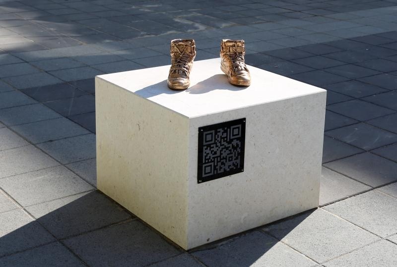 Brončane tenisice Dražena Petrovića postavljene na istoimeni šibenski trg, Foto: Duško Jaramaz/PIXSELL