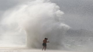 Zadar, 260812
Olujno nevrijeme sa jakim zapadnim vjetrom zahvatilo je u ranim popodnevnim satima zadarsko podrucje na radost brojnih turista i Zadrana koji su uzivali u prekrasnim prizorima, ali isto tako i na nesrecu mnogih nauticara kojima je ovakva olu