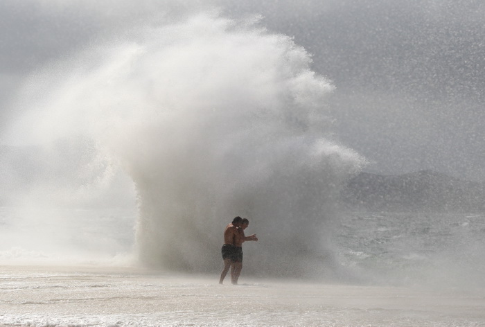 Zadar, 260812
Olujno nevrijeme sa jakim zapadnim vjetrom zahvatilo je u ranim popodnevnim satima zadarsko podrucje na radost brojnih turista i Zadrana koji su uzivali u prekrasnim prizorima, ali isto tako i na nesrecu mnogih nauticara kojima je ovakva olu