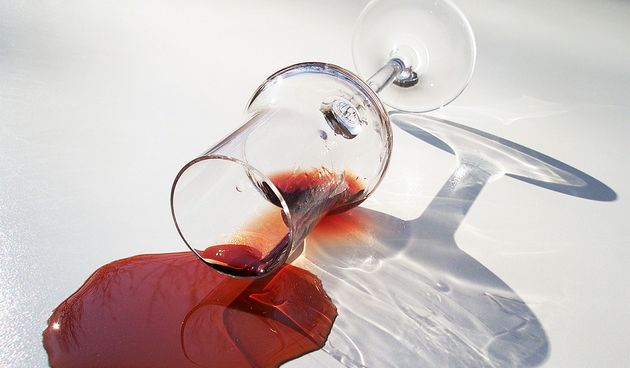 vino čaša crveno proliveno proliti alkohol