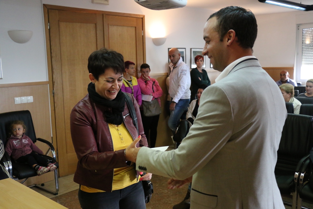 Vir: Dodjela materijalne pomoći roditeljima za nabavku udžbenika i školske opreme Vir: Dodjela materijalne pomoći roditeljima za nabavku udžbenika i školske opreme