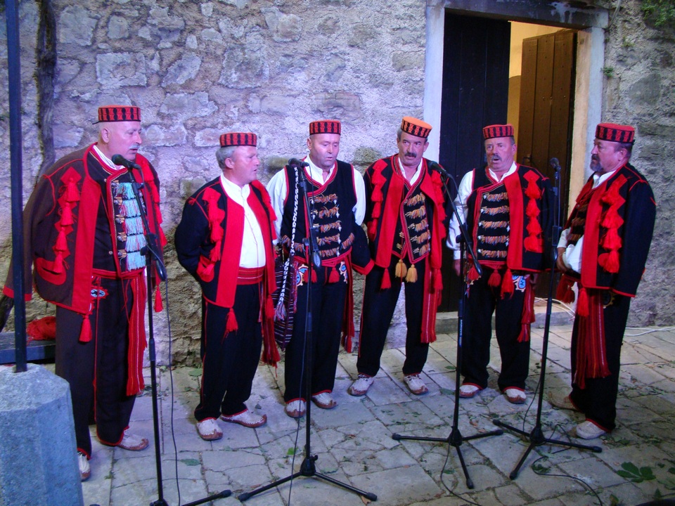 U subotu, 16. srpnja, na Kaštelu Benković u Benkovcu, u sklopu Benkovačkog kulturnog ljeta održan je “9. Etno festival – Benkovac 2016.” U subotu, 16. srpnja, na Kaštelu Benković u Benkovcu, u sklopu Benkovačkog kulturnog ljeta održan je “9. Etno festival – Benkovac 2016.”