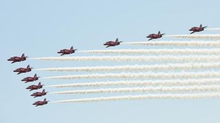 Akrobatska skupina “Red Arrows” Royal Air Forcea u posjeti Zračnoj bazi u Zemuniku Akrobatska skupina “Red Arrows” Royal Air Forcea u posjeti Zračnoj bazi u Zemuniku