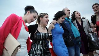 04.04.2014., Zadar – Australac Jason Grdovich zaprosio je svoju djevojku na Morskim Orguljama nakon devet godina veze, a cinu su svjedocili popularni pjevac Mladen Grdovic, gradonacelnik Bozidar Kalmeta, predsjednik zadarske TZ Zvonko Supe te mnogi medi