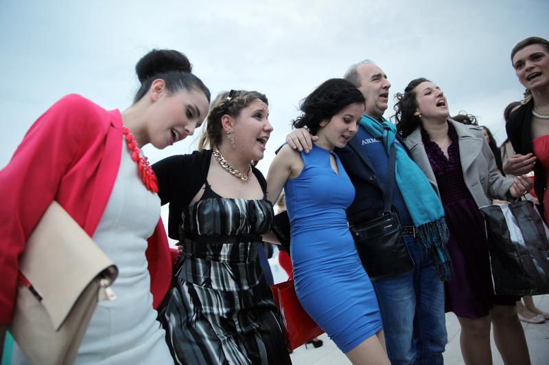 04.04.2014., Zadar – Australac Jason Grdovich zaprosio je svoju djevojku na Morskim Orguljama nakon devet godina veze, a cinu su svjedocili popularni pjevac Mladen Grdovic, gradonacelnik Bozidar Kalmeta, predsjednik zadarske TZ Zvonko Supe te mnogi medi