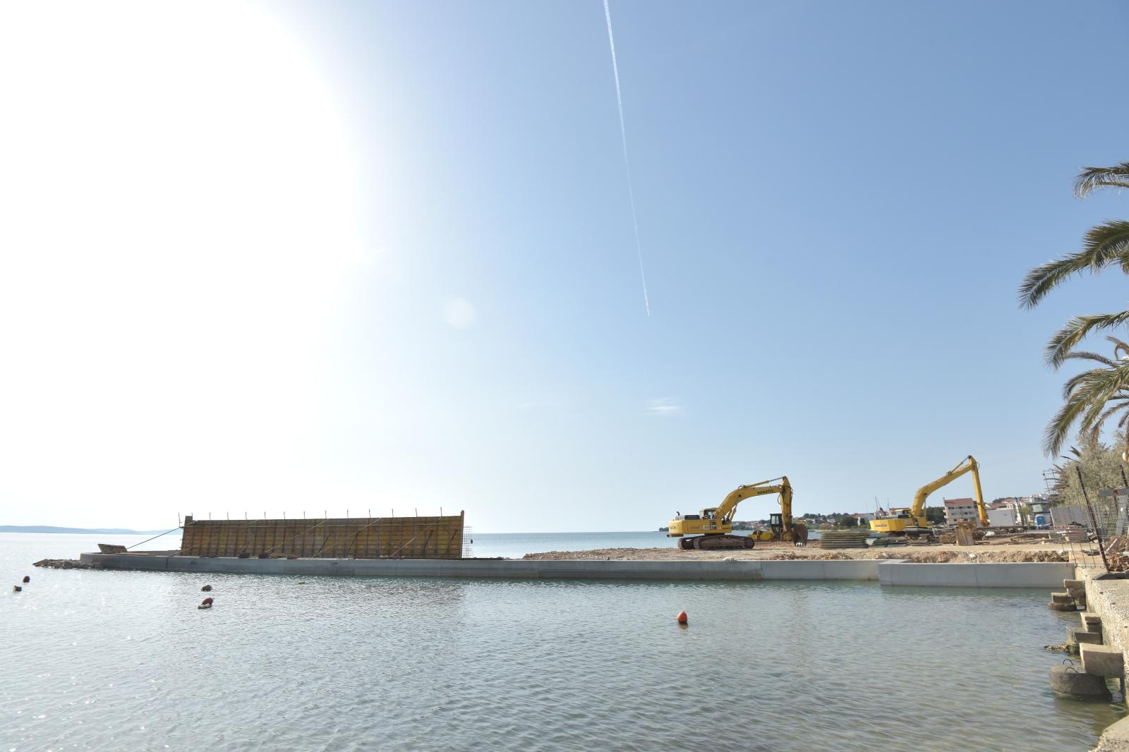 Vandali napravili veliku štetu na gradilištu obalnog zida u Petrčanima