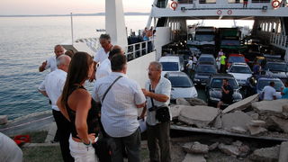 Jablanac, 170811.
U pomorskoj havariji trajekt Rapske plovidbe “Barbat” oko 18 sati, prilikom pristajanja u luku Jablanac ostao je bez pogona i udario u rivu koja je ujedno i mjesna plaza. Ozlijedjeno je sedam osoba. Ocevid je u tijeku.
Foto: Goran Novotn