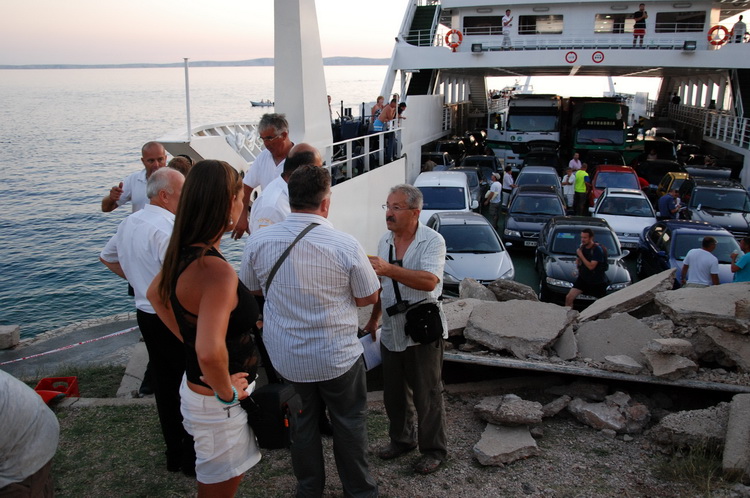 Jablanac, 170811.
U pomorskoj havariji trajekt Rapske plovidbe “Barbat” oko 18 sati, prilikom pristajanja u luku Jablanac ostao je bez pogona i udario u rivu koja je ujedno i mjesna plaza. Ozlijedjeno je sedam osoba. Ocevid je u tijeku.
Foto: Goran Novotn