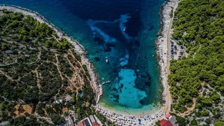 Spektakularan pogled iz zraka na uvalu i otočić Pokonji Dol kod Hvara