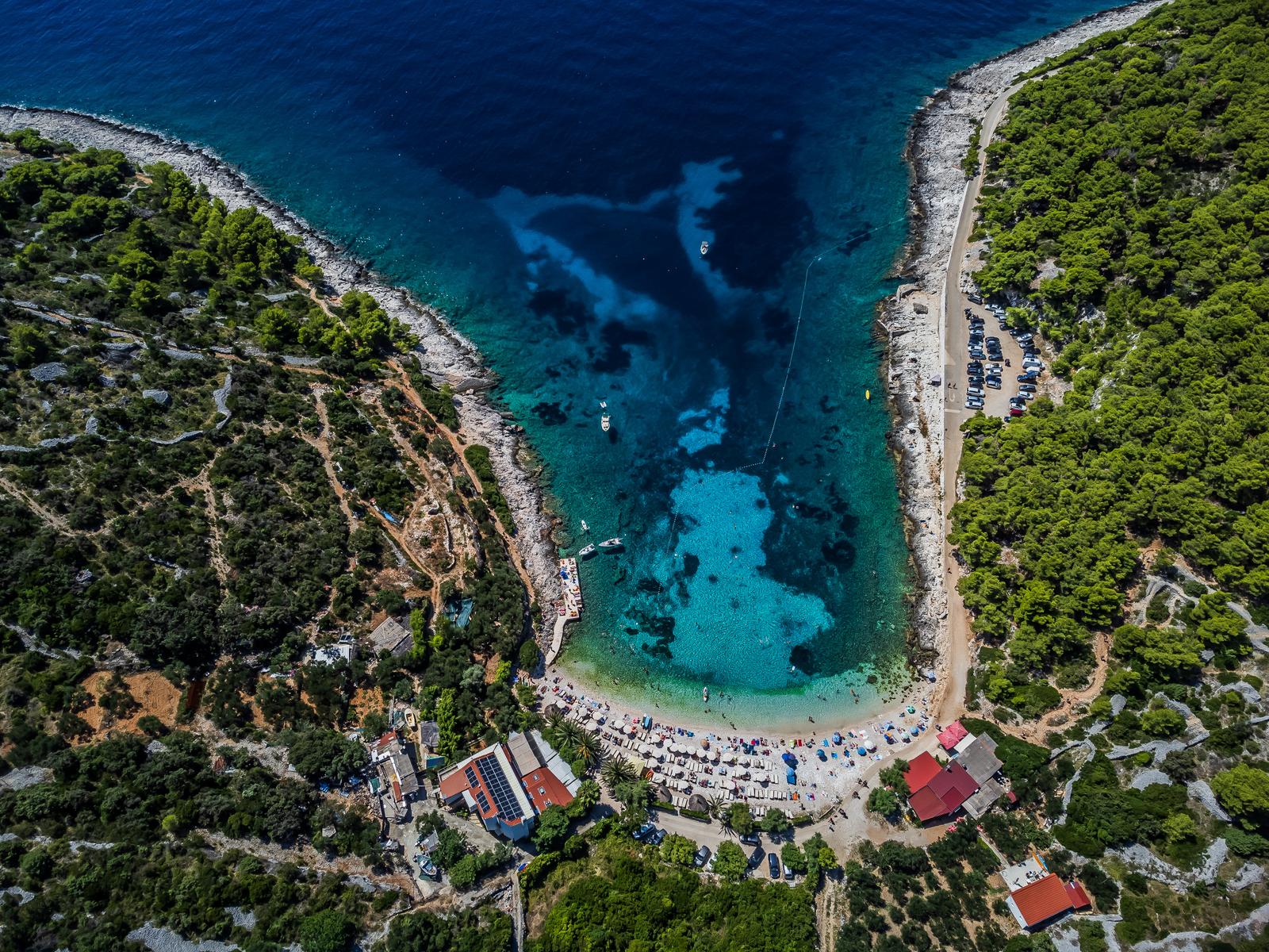 Spektakularan pogled iz zraka na uvalu i otočić Pokonji Dol kod Hvara