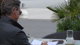 Može li bivši James Bond ‘proći’ kao obični turist? Pierce Brosnan na Visu pokazao još jedan talent