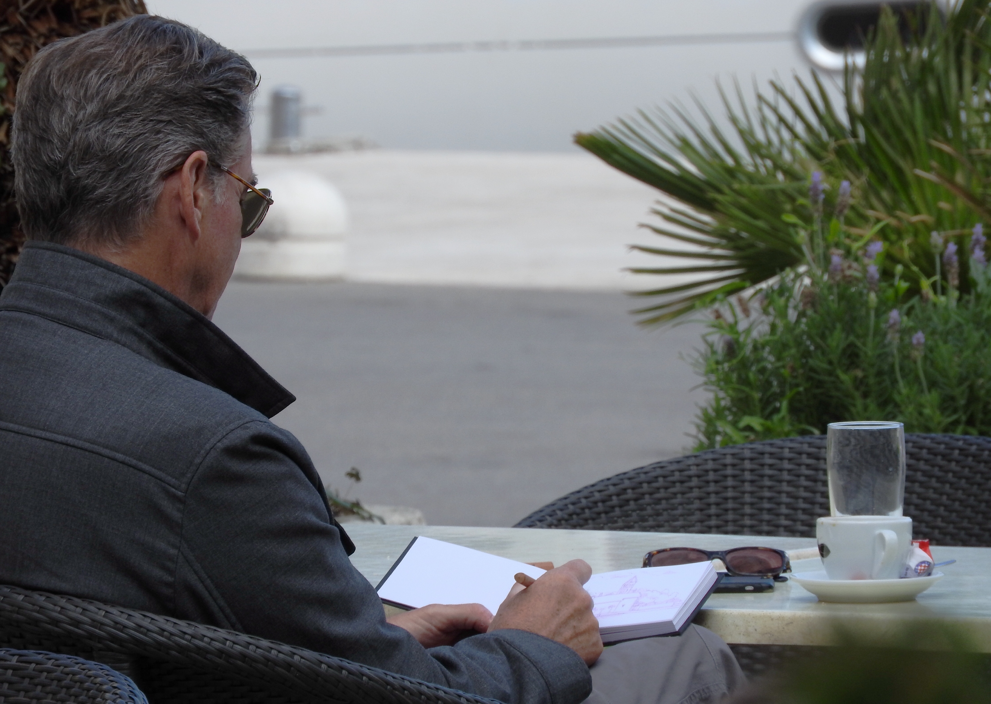 Može li bivši James Bond ‘proći’ kao obični turist? Pierce Brosnan na Visu pokazao još jedan talent