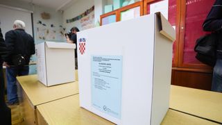 Kandidat za gradonačelnika Marko Vučetić i kandidat za župana Božidar Longin izašli na birališta Kandidat za gradonačelnika Marko Vučetić i kandidat za župana Božidar Longin izašli na birališta