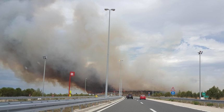 Požar kod Danila zatvorio autocestu kod Šibenika. Foto: Facebook/ Podrška vatrogascima