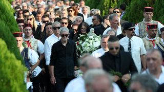 Posljednji ispraćaj Olivera Dragojevića na groblju Sveti Roko u Veloj Luci Posljednji ispraćaj Olivera Dragojevića na groblju Sveti Roko u Veloj Luci