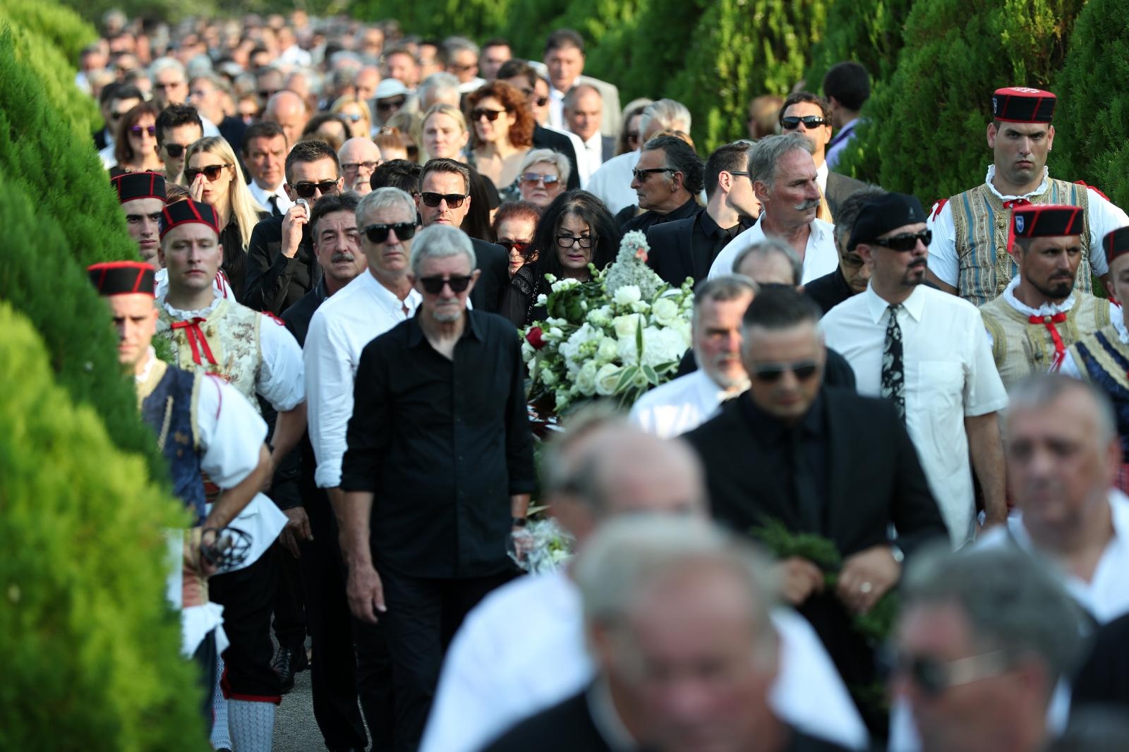 Posljednji ispraćaj Olivera Dragojevića na groblju Sveti Roko u Veloj Luci Posljednji ispraćaj Olivera Dragojevića na groblju Sveti Roko u Veloj Luci