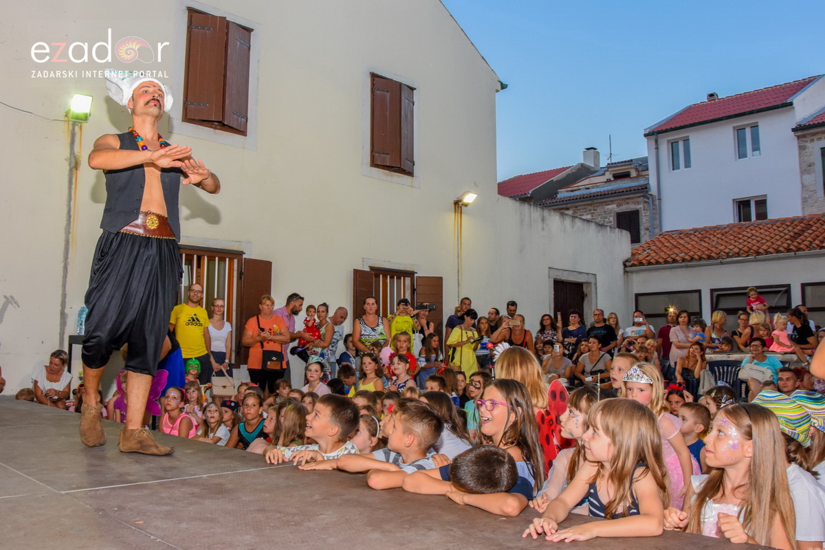 Dječjim karnevalskim danom započeo 59. Paški ljetni karneval