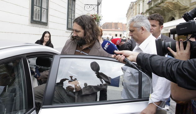 Varazdin, 090611.
Tijekom jutra obavljen je pretres kuce saborskog zastupnika i gradonacelnika Varazdina Ivana Cehoka. U medjuvremenu Mandatno imunitetno povjerenstvo donijelo je odluku da se skine saborski imunitet Cehoku. Nakon kuce pretres traje i u Gr