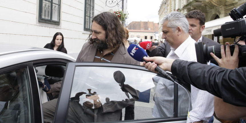 Varazdin, 090611.
Tijekom jutra obavljen je pretres kuce saborskog zastupnika i gradonacelnika Varazdina Ivana Cehoka. U medjuvremenu Mandatno imunitetno povjerenstvo donijelo je odluku da se skine saborski imunitet Cehoku. Nakon kuce pretres traje i u Gr Varazdin, 090611.
Tijekom jutra obavljen je pretres kuce saborskog zastupnika i gradonacelnika Varazdina Ivana Cehoka. U medjuvremenu Mandatno imunitetno povjerenstvo donijelo je odluku da se skine saborski imunitet Cehoku. Nakon kuce pretres traje i u Gr