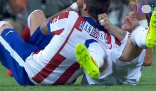 Sergio Ramos šakom na Mandžukića