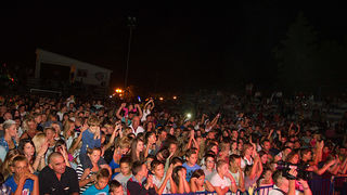 Mještani Bibinja sinoć su uživali u vrhunskom koncertu grupe Colonija na sportskom centru Crljenica Mještani Bibinja sinoć su uživali u vrhunskom koncertu grupe Colonija na sportskom centru Crljenica