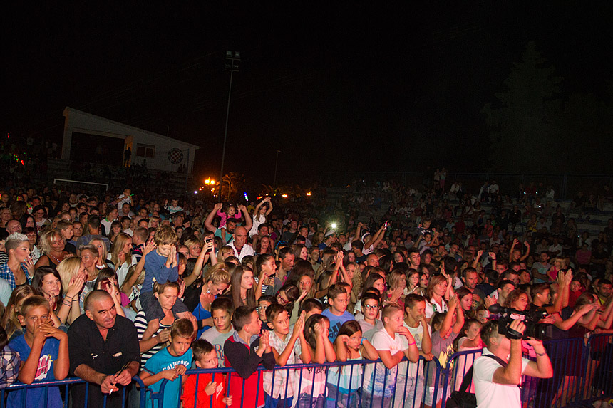 Mještani Bibinja sinoć su uživali u vrhunskom koncertu grupe Colonija na sportskom centru Crljenica Mještani Bibinja sinoć su uživali u vrhunskom koncertu grupe Colonija na sportskom centru Crljenica