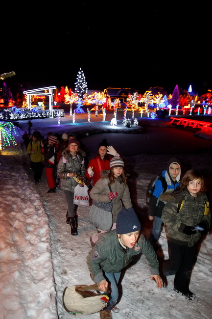 Cazma, 161209.
Grabovnica pokraj Cazme – Bozicna prica obitelji Salaj.
Zlatko Salaj ukrasio je i ove godine cijelo imanje s oko 1 milijun lampica. 
Za posjetitelje ce imanje biti otvoreno od subote 19.12. – 06. sijecnja od 17 h -21h. 
Foto: Goran Mehkek /