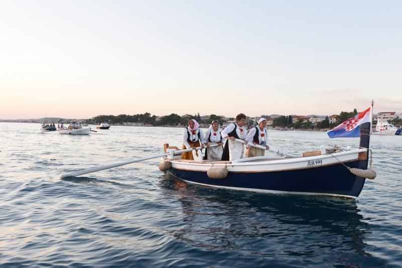 Tradicionalna ženska regata gajeta na vesla u Krapnju