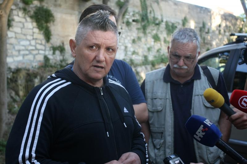 Zacetnici inicijative vracanja imena Kalelarga Sirokoj ulici spalili su sve prikupljene potpise gradjana nakon sto nisu naisli na razumijevanje gradskih vlasti. Photo: Dino Stanin/PIXSELL Zacetnici inicijative vracanja imena Kalelarga Sirokoj ulici spalili su sve prikupljene potpise gradjana nakon sto nisu naisli na razumijevanje gradskih vlasti. Photo: Dino Stanin/PIXSELL