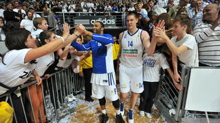 Zadar, 260513.
Dvorana Kresimira Cosica. 
3. polufinalna utakmica prvenstva Hrvatske izmedju KK Zadar i KK Cedevita.
Na fotografiji: slavlje Zadrana.
Foto: Luka Gerlanc / CROPIX